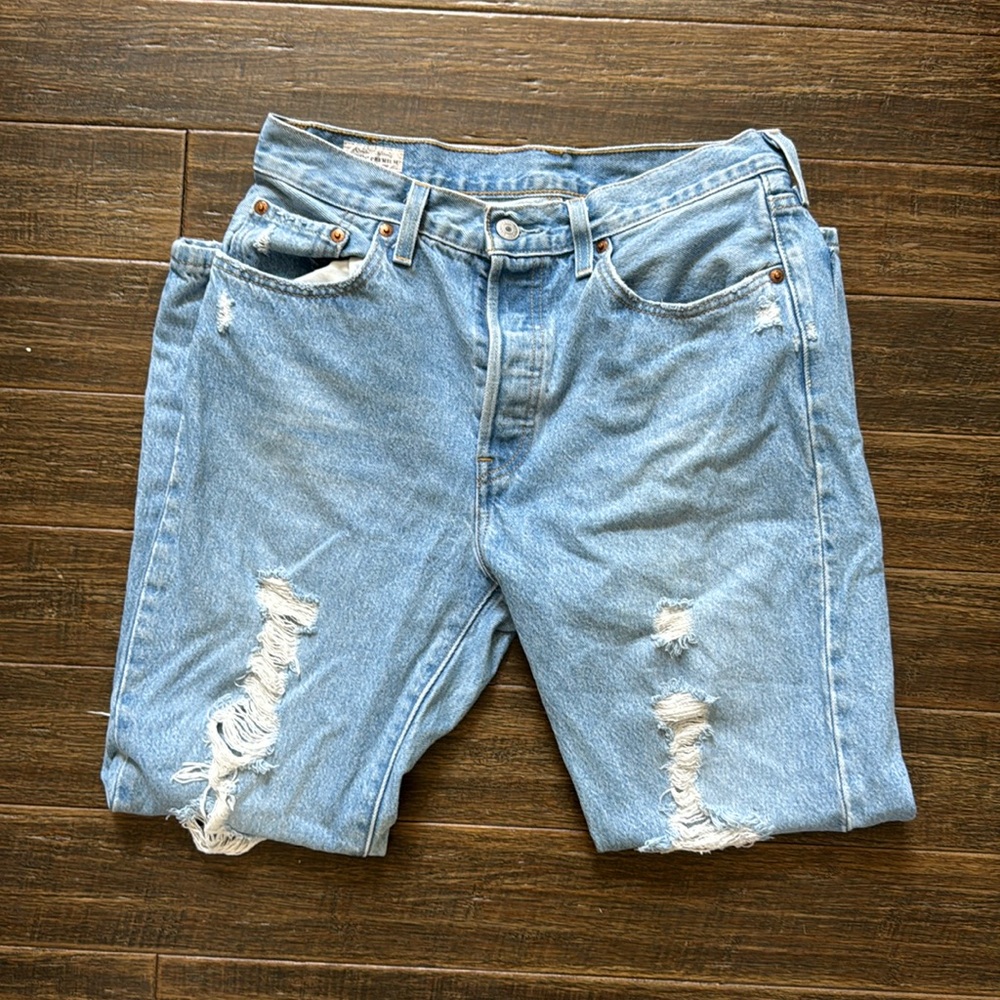Levi's Women's Ripped Light Blue Cropped Jeans